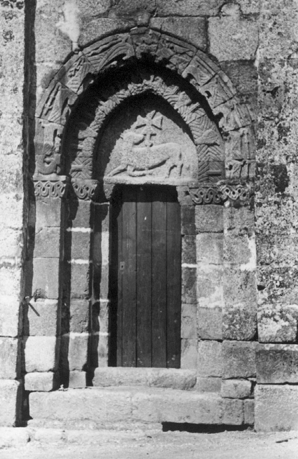 Travanca : concelho de Amarante : porta da torre da igreja matriz