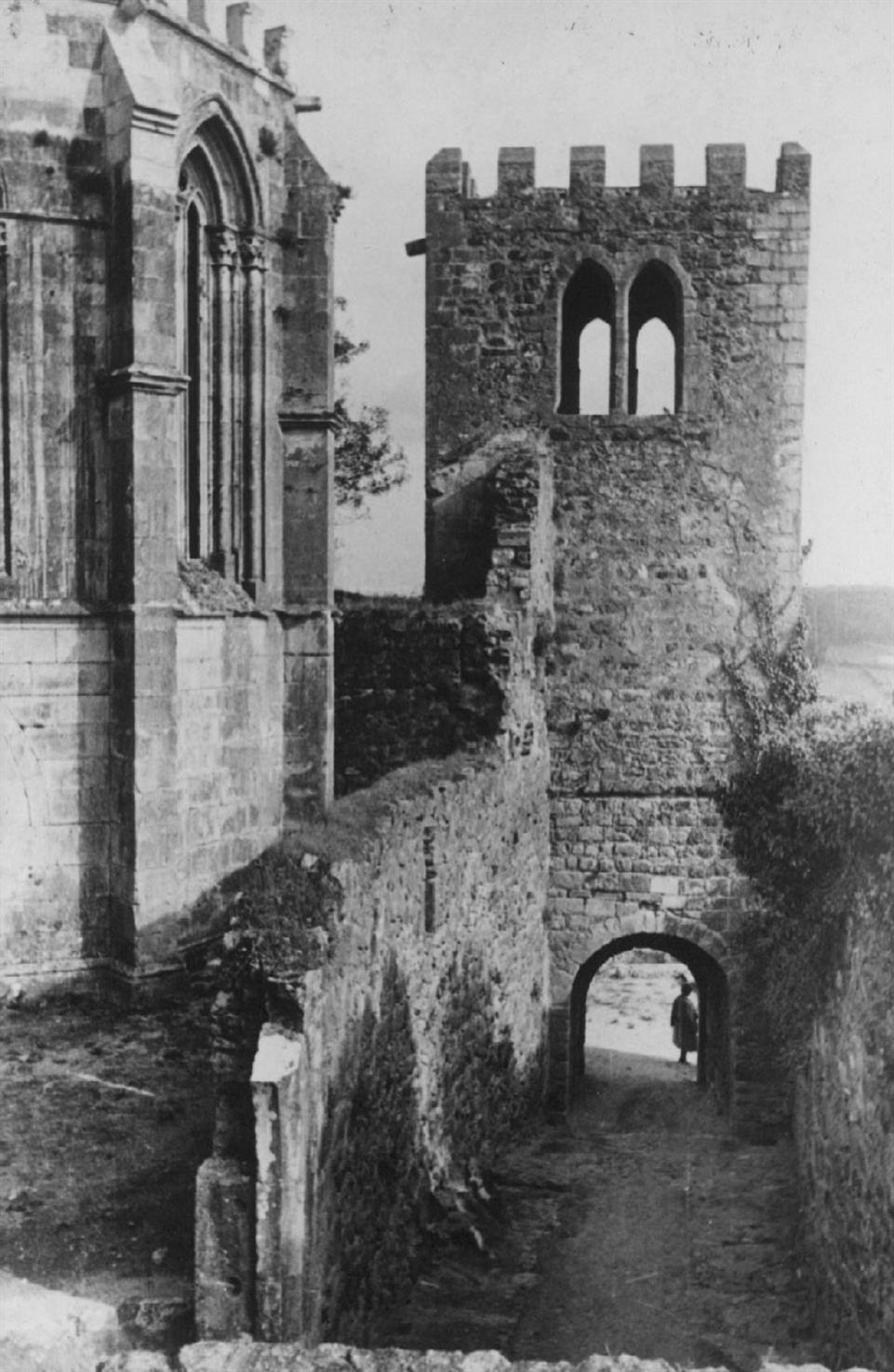 Leiria : torre sobre a entrada do castelo