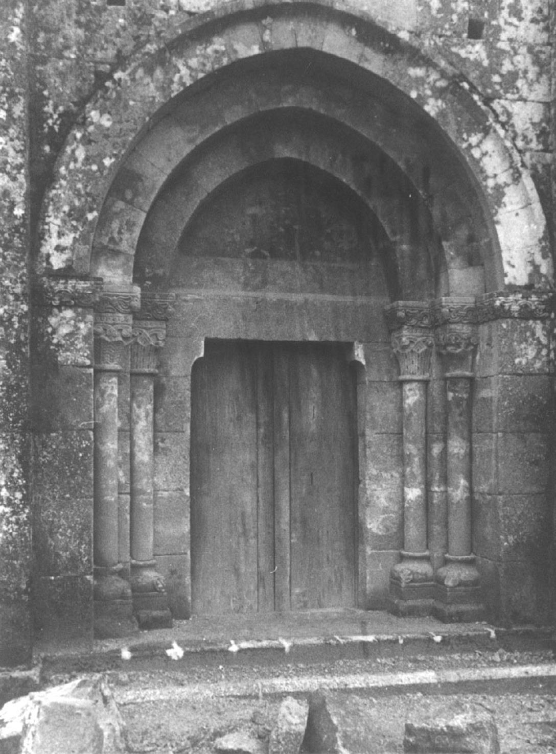 Ferreira : concelho de Paços de Ferreira : porta lateral voltada a norte da igreja matriz