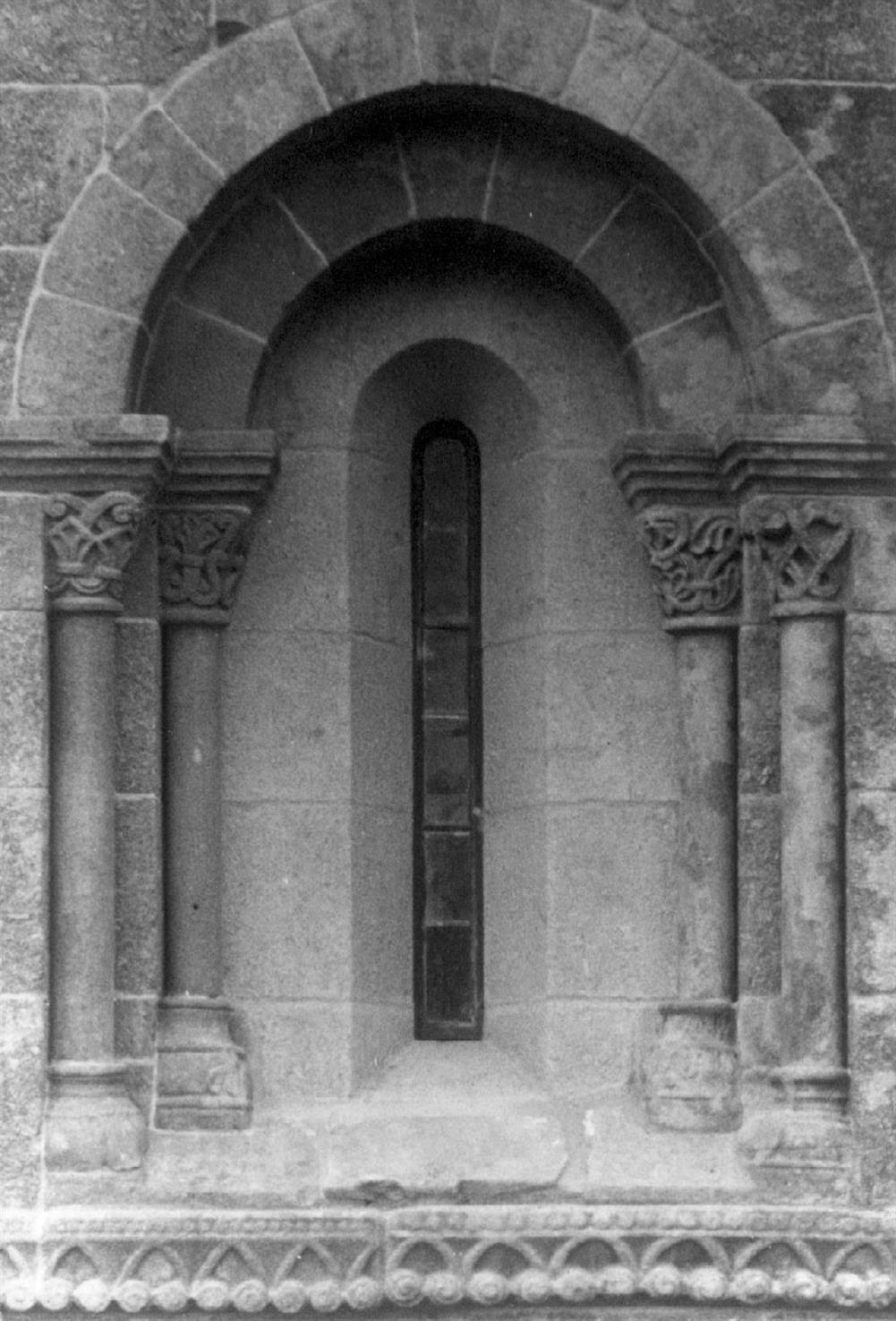 Ferreira : concelho de Paços de Ferreira : janela voltada a sul da abside da igreja matriz