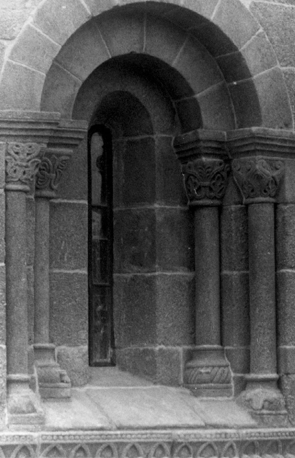 Ferreira : concelho de Paços de Ferreira : janela voltada a nascente da abside da igreja matriz