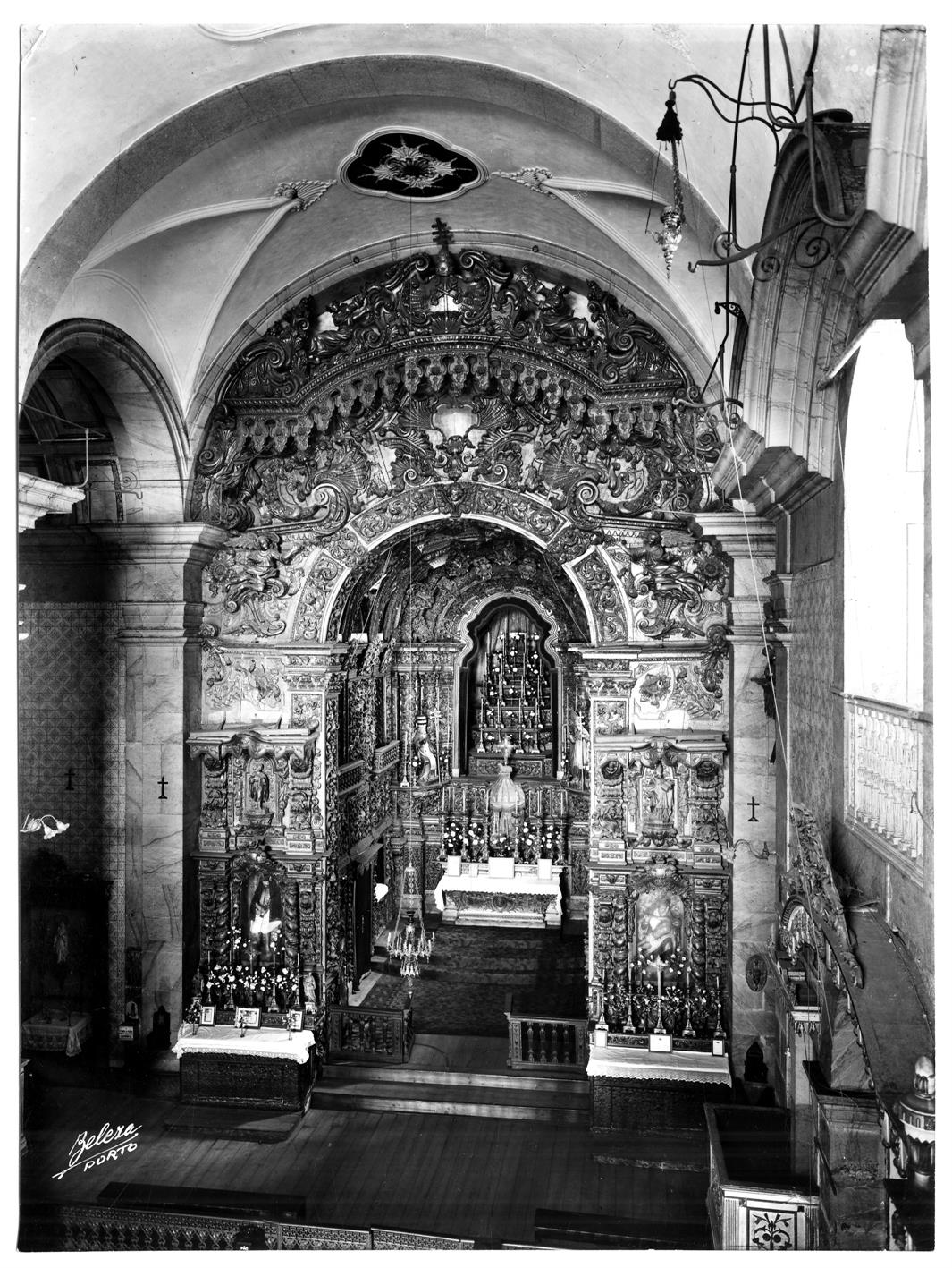 Alguns retábulos e painéis de igrejas e capelas do Porto : Igreja de São Pedro de Miragaia : retábulos colaterais : arco e capela-mor
