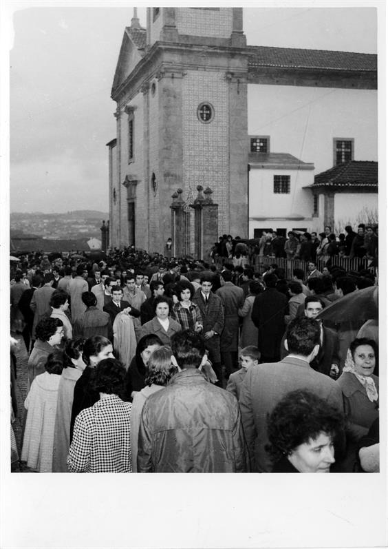 Barqueiros e "mareantes do Rio Douro" : Gaia : festejam S.Gonçalo : os festeiros junto da Igreja paroquial de São Cristovão de Mafamude