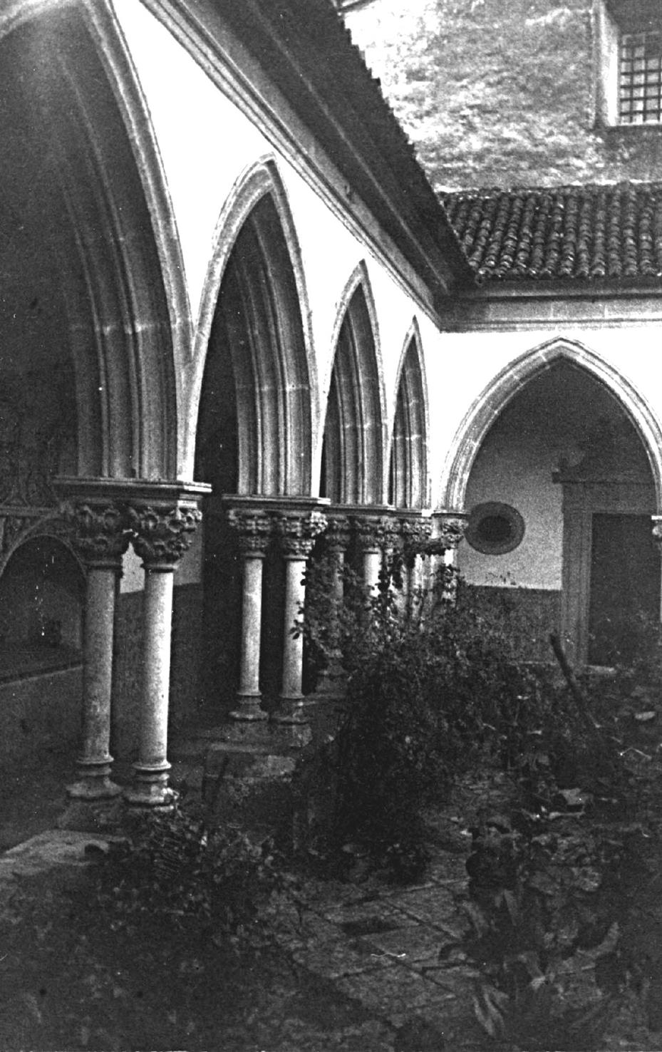 Tomar : claustro do cemitério do Convento de Cristo