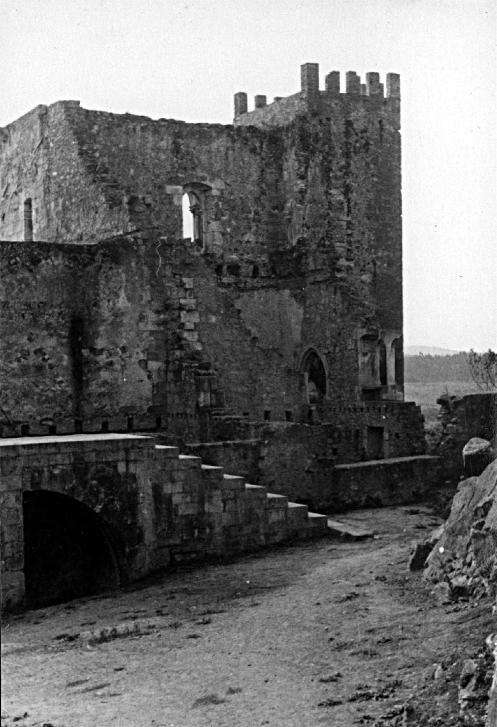 Leiria : ruínas do Palácio Real do castelo