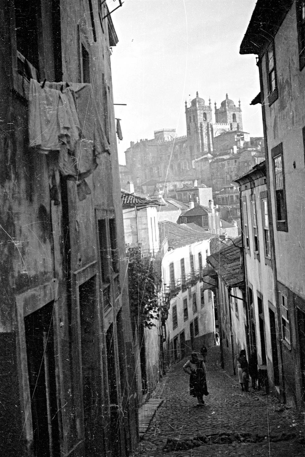 Porto : a Sé vista da Rua do Ferraz